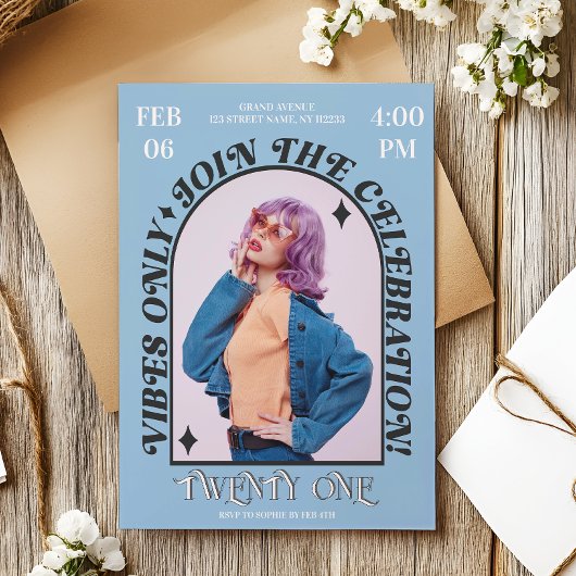 Groovyモダンレトロアーチフォトバースデーパーティー 招待状