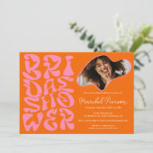 Groovyレトロスクリプトオレンジフォトブライダルシャワー 招待状 (スタンド正面)