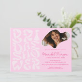 Groovyレトロスクリプトシックピンクフォトブライダルシャワー 招待状 (スタンド正面)
