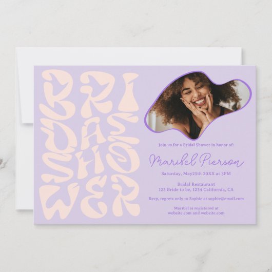 Groovyレトロスクリプトラベンダーフォトブライダルシャワー 招待状 (正面)