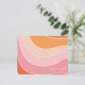 Groovyレトロピンクオレンジ新しいホームアドレスを移動 ポストカード (スタンド正面)