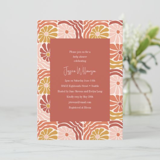 Groovyレトロピンクサビフローラかわいい赤ちゃんシャワー 招待状 (スタンド正面)