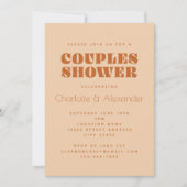 Groovyレトロ70sブラウンカップルのデザインシャワー 招待状 (正面)