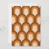 Groovyレトロ70sブラウンカップルのデザインシャワー 招待状 (裏面)