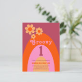 Groovyワンレトロデイジーレインボー1st誕生日パーティー インビテーションポストカード (スタンド正面)