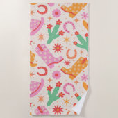 Groovy女性のカーボーイブーツとハットのパターンとサボテン ビーチタオル (正面)