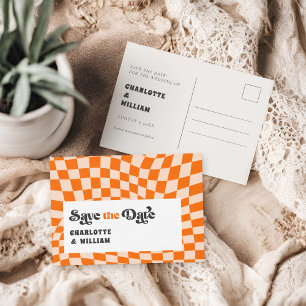 Groovy市松模様にレトロ結婚式の日付の保存 ポストカード