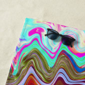 Groovy抽象芸術レトロホットピンクとブルースワール ビーチタオル (インサイチュ)