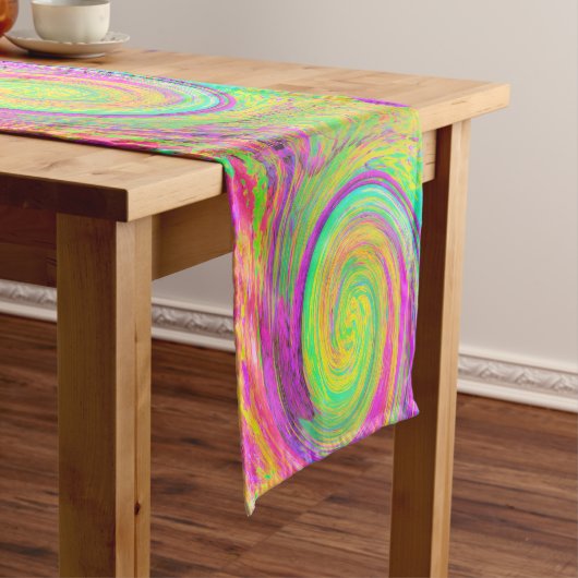 Groovy抽象芸術紫と黄色の液体スワール ショートテーブルランナー (インサイチュ)