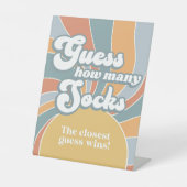 Groovy推測いくつの靴下レトロ赤ちゃんシャワーゲーム 台座サイン (正面)