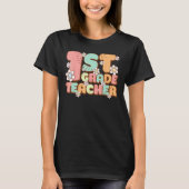 Groovy 1st First Grade Teacher Back to School Firs Tシャツ (正面)