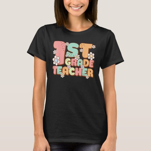 Groovy 1st First Grade Teacher Back to School Firs Tシャツ (正面)