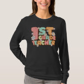 Groovy 1st First Grade Teacher Back to School Firs Tシャツ (正面)