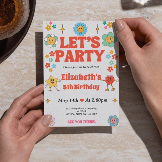 Groovy 5th誕生日招待状 – ベージュ、赤、レトロ 招待状