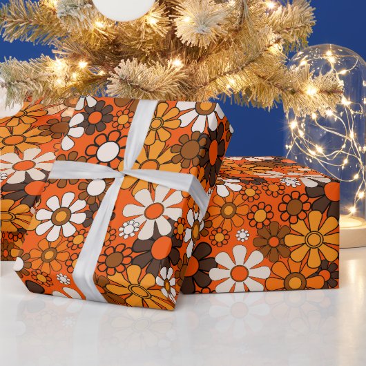 Groovy 70sレトロフローラオレンジと茶色のパターン ラッピングペーパー (クリスマス)