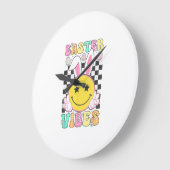 Groovy Easter Vibes Bunny Easter Day Smile Face Gi ラージ壁時計 (傾斜)