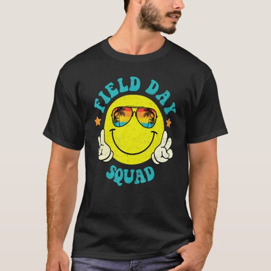 Groovy Field Day Squad Smile Face Retro Sunset Sun Tシャツ (正面)