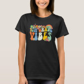 Groovy Fourth Grade Vibes Vibes Back To School Tea Tシャツ (正面)