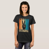 Groovy Grandma 70s Aesthetic Nostalgia 1970's Retr Tシャツ (正面フル)