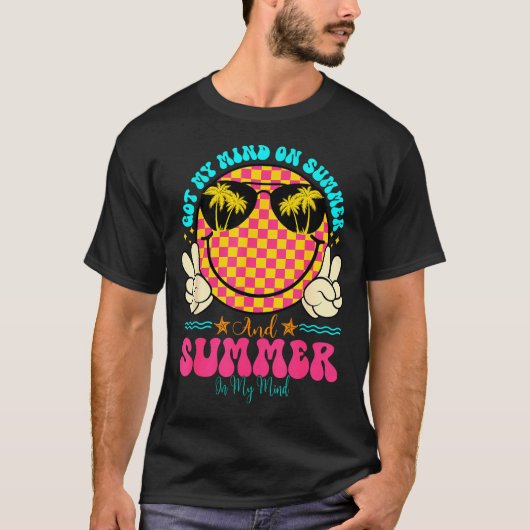 Groovy Happy Face Summer Vibes Got My Mind On Summ Tシャツ (正面)