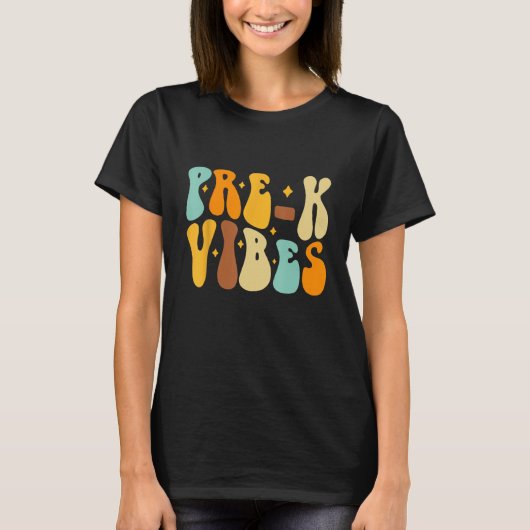 Groovy Hello Pre K Vibesレトロ先生戻る Tシャツ (正面)