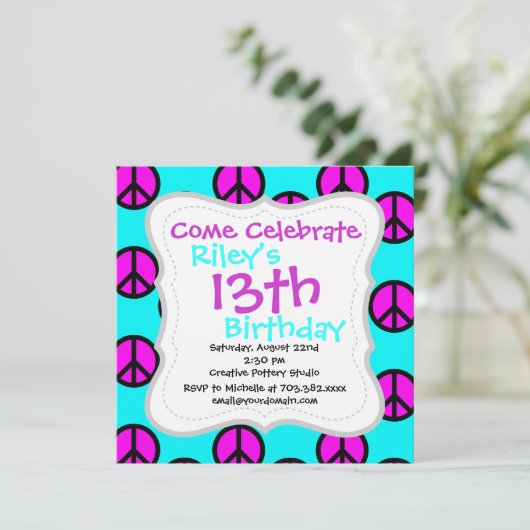 Groovy Hippie10代のティール（緑がかった色）とパープルピースサイン 招待状 (スタンド正面)