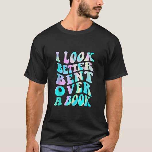 Groovy Iが本の上に曲がったより良く見える絞り染めファン Tシャツ (正面)