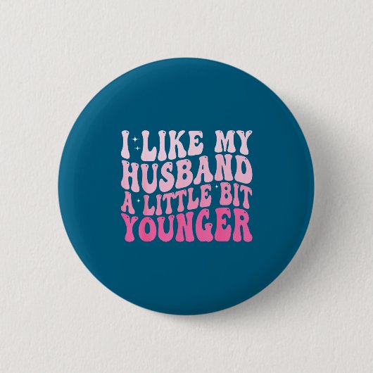 Groovy I Like My Husband A Little Bit Younger Y2k 缶バッジ (正面)