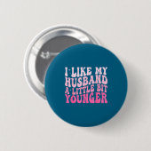 Groovy I Like My Husband A Little Bit Younger Y2k 缶バッジ (正面&裏面)