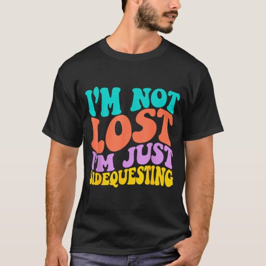Groovy I’m Not Lost, I’m Just Sidequesting – Funny Tシャツ (正面)