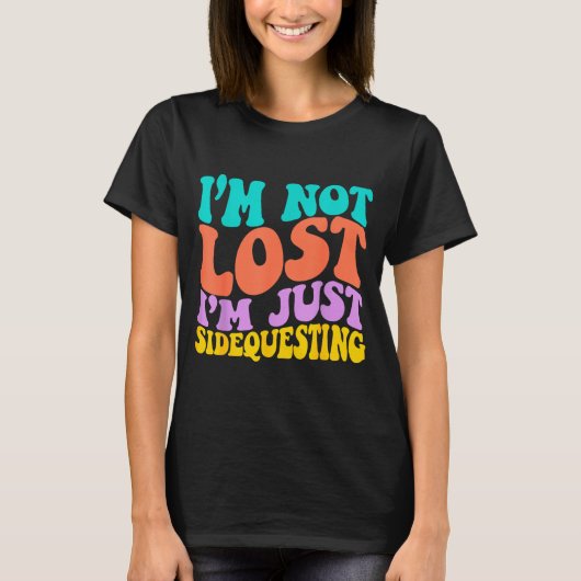 Groovy I’m Not Lost, I’m Just Sidequesting – Funny Tシャツ (正面)