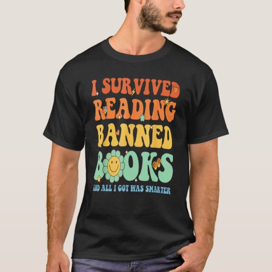 Groovy I Survived Reading Banned Books Book Lover  Tシャツ (正面)