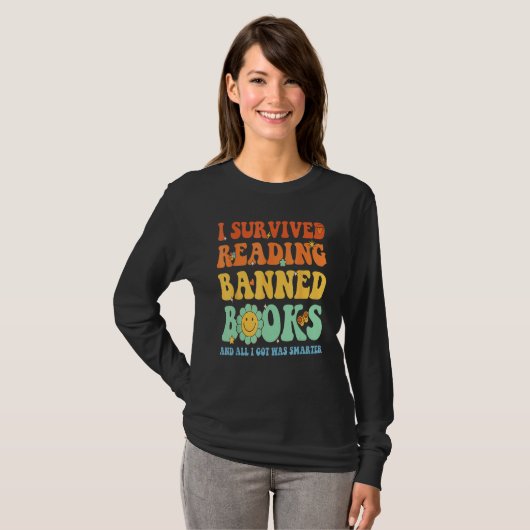 Groovy I Survived Reading Banned Books Book Lover  Tシャツ (正面フル)