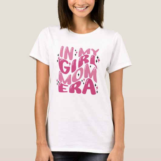 Groovy In My Girl Mom Eraレトロピンク Tシャツ (正面)