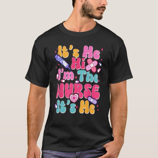 Groovy Its Me Hi Im The Nurse Its Me Mens Womens Tシャツ (正面)