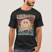 Groovy Kindergarten Vibes Face Retro Teachers Back Tシャツ (正面)