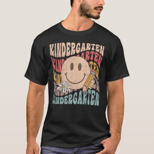 Groovy Kindergarten Vibes Face Retro Teachers Back Tシャツ (正面)