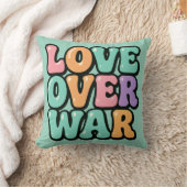 Groovy "Love Over War" Throw Pillow クッション (ブランケット)