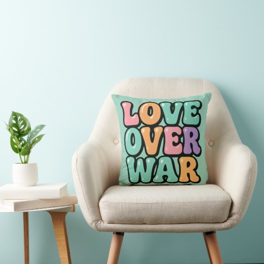 Groovy "Love Over War" Throw Pillow クッション (椅子)