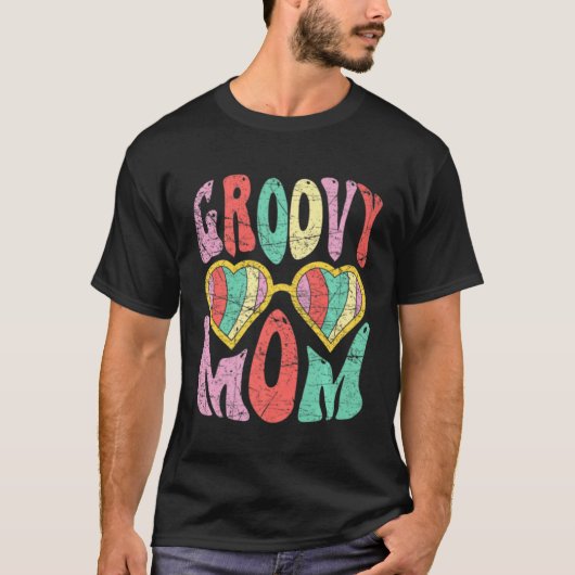 Groovy Mom Retro 70s Aesthetic Heart Glasses Mothe Tシャツ (正面)