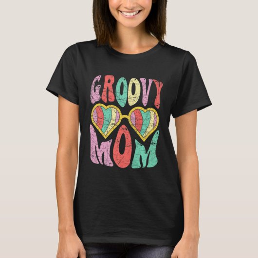Groovy Mom Retro 70s Aesthetic Heart Glasses Mothe Tシャツ (正面)