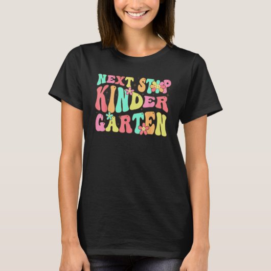 Groovy Next Stop Kindergarten Preschool Graduation Tシャツ (正面)
