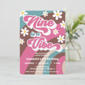 Groovy NineはVibeピンクのティール(緑がかった色)女の子9歳の誕生日である 招待状 (スタンド正面)