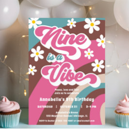 Groovy NineはVibeピンクのティール（緑がかった色）女の子9歳の誕生日である 招待状