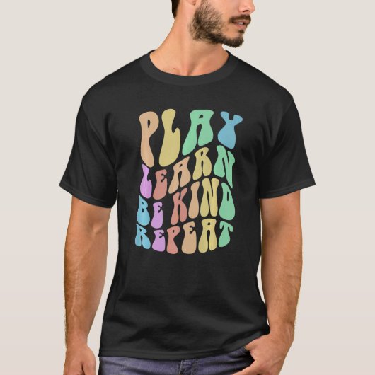 Groovy PLAY LEARN BE KIND Retro Choose Kindness An Tシャツ (正面)