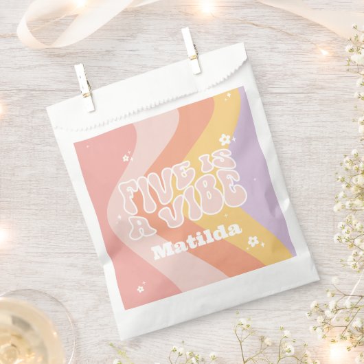 Groovy rainbow 5はヴィベ60のレトロデイジー クール フェイバーバッグ (クリップ留めされた状態)