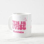 groovy rainbow tenはvibe 60のレトロなデイジーピンク コーヒーマグカップ (正面左)