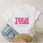 groovy rainbow tenはvibe 60のレトロなデイジーピンク tシャツ<br><div class="desc">groovy rainbow tenはvibe 60のレトロなデイジーピンクのクールタイポグラフィのおもしろい10thの誕生日パーティーのデコールTシャツであるエレガント。</div>