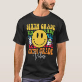 Groovy Retro Sixth Grade Vibes Face Teachers Back  Tシャツ (正面)