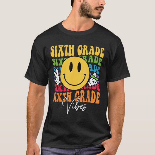 Groovy Retro Sixth Grade Vibes Face Teachers Back  Tシャツ (正面)